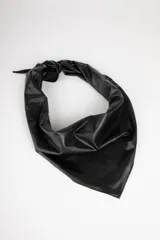 Pañuelo en símil cuero color negro, con diseño triangular.