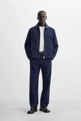 Pantalón azul marino de corte recto, confeccionado en tejido de lyocell y algodón. Cuenta con bolsillos laterales y traseros de ojal.