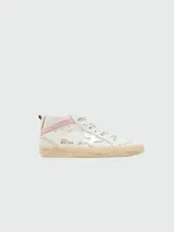 Botines de cuero blanco con detalles en plateado y rosa, diseño cómodo y versátil.