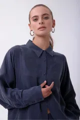 Camisa de manga larga color rosado oscuro/terracota, con cuello camisero y botones frontales. Presenta un calce holgado y tejido con caída.