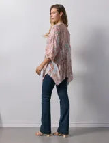 Camisa de gasa estampada con arabescos, marca Grand & Greene. Cuello a la base, escote en V y abertura central con botones. Largo de manga regulable con presilla y botón.