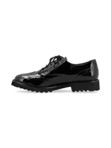 Zapato Oxford color bronce con detalles de perforaciones y suela blanca de goma.