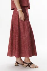 Falda larga de lino a cuadros grises y blancos, con corte al bies y cintura alta.