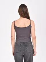 Musculosa gris con breteles finos y bordado de un cangrejo rojo en el pecho.