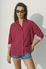 Camisa roja con rayas verticales marrones y blancas, de corte holgado, manga 3/4 y cuello clásico.