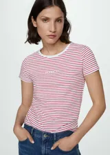 Camiseta de algodón blanca con rayas horizontales rojas, cuello redondo y logo bordado en el pecho.