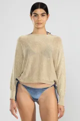 Sweater dorado tejido en jersey con lurex, de escote bote y manga larga. Tiene un tigre insignia de Polonio en la espalda.