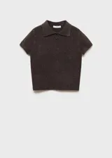 Jersey de punto grueso marrón con cuello polo y cierre de botones.