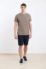 Remera manga corta color verde con logo pequeño en el pecho.