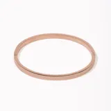 Brazalete enchapado rose gold con textura delicada, diseño minimalista y moderno.