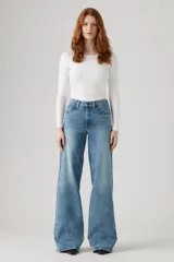 Pantalón de jean celeste de corte wide leg.