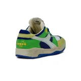 Championes deportivos Diadora modelo B.560 Italia, de corte bajo, con paneles superpuestos en tonos verde brillante, verde lima, azul marino y blanco. Presentan cordones azules y suela gruesa en tonos beige, azul y verde.