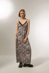 Vestido largo color gris, de breteles finos y escote en V con detalle de encaje.
