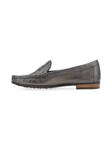 Mocasín Galgo de mujer, confeccionado en cuero color dorado. Diseño clásico y elegante con remache metálico con el logo de la marca.