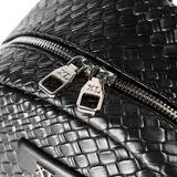 Mochila negra de cuero sintético con diseño graneado. Tiene un compartimento principal con cierre doble, un bolsillo interno con cierre, dos bolsillos internos abiertos y un bolsillo externo con cierre. Las correas son regulables y los herrajes son plateados.