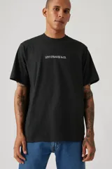 Remera negra de corte relajado con cuello redondo y estampado frontal con el logo de Levi's.