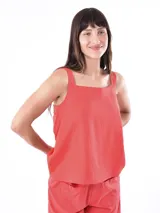 Musculosa color rojo de tirantes anchos y corte holgado, ideal para verano.