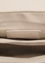 Bandolera color borgoña con correa de cadena dorada, cierre de solapa con botón magnético y logo en relieve.