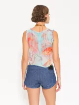 Mini short de tiro bajo, súper corto, color azul. El denim tiene una textura con relieve y desgastes.