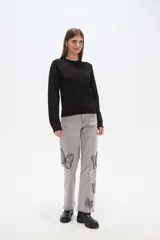 Sweater negro con cuello redondo y diseño de rombos grises.