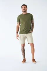 Bermuda de gabardina azul marino con logo bordado, bolsillos laterales y traseros, cierre con cremallera y botón, y presillas para cinturón.