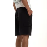 Bermuda cargo negra con efecto acid wash, bolsillos laterales y cordón ajustable en la cintura.