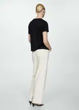 Remera celeste de lino con cuello en V y mangas cortas.