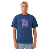 Remera azul de manga corta con estampa rectangular en el pecho con imagen de surf y logo de la marca Rip Curl.
