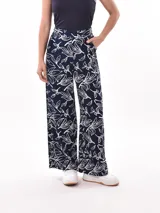 Palazzo con estampado floral en tonos blanco sobre fondo azul marino, de pierna ancha y diseño cómodo.