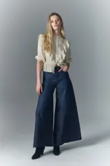 Jean oxford de tiro alto y pata ultra ancha confeccionado en denim confort con lavado azul oscuro. Presenta bordado de alas en los bolsillos traseros y forrería estampada con el logo de la marca.