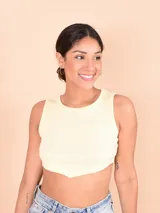 Musculosa amarilla de corte crop y breteles anchos.