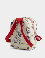Llavero con forma de mini mochila con estampado de Hello Kitty sobre fondo a rayas amarillas y blancas. Tiene cierre rojo, tiras rojas y cadena metálica con aro para colgar.