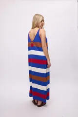 Vestido largo sin mangas con escote en V, de corte relajado y rayas horizontales de colores. Presenta tajos laterales y terminación en crochet en los bordes.