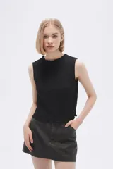 Musculosa negra con textura arrugada, cuello redondo y corte ajustado.