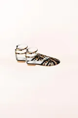 Sandalias tipo cangrejeras con estampado animal print y detalles en ante.