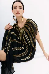 Vestido largo tipo kaftan color negro, con escote en V y mangas cortas. Confeccionado en georgette con bordado de lentejuelas, mostacillas y canutillos dorados. Incluye viso con puntilla y breteles regulables.