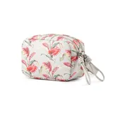 Bandolera rectangular de símil cuero con estampado floral multicolor. Tiene correa regulable, acceso con cierre, un bolsillo interno con cierre y otro abierto.