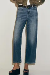 Pantalón de jean azul de corte recto y holgado, con tiro medio y cinco bolsillos.