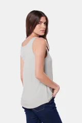Musculosa celeste con cuello redondo, corte recto, botones frontales y bolsillo de parche en el pecho.