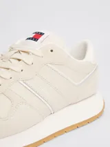 Zapatillas Tommy Jeans de estilo retro, color crema, con exterior de ante, interior de poliéster y suela de EVA.
