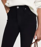 Pantalón skinny de terciopelo cotelê color marrón, con cintura mediana, bolsillos delanteros y traseros, cierre por botón y cremallera.