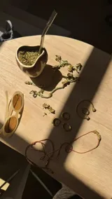 Collar corbatero con hilo de algodón natural color suela y dije de bronce macizo con forma de flores.