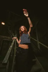 Top negro de tejido de punto con lurex, sin mangas y con abertura circular en la espalda.