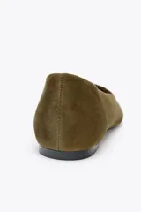 Zapato tipo bailarina color verde oliva, de serraje, con punta fina y suela plana.