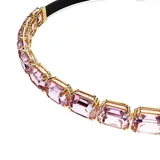 Gargantilla con cristales morados en talla octogonal y engarce dorado. Cierre ajustable con cadena dorada y cinta de terciopelo negra.