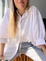Camisa blanca de corte oversize con bordado calado.
