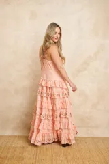 Vestido largo color salmón de algodón con breteles finos regulables, bordado con flores y volados.