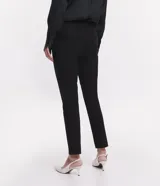 Pantalón cigarrete negro de algodón satinado con cintura elástica en la espalda, bolsillos traseros y cierre delantero con cremallera.