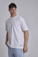 Remera verde oscuro de corte holgado y mangas cortas.