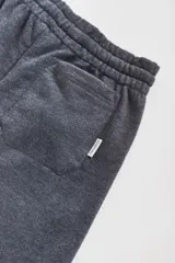 Bermuda deportiva gris melange con cintura elástica y cordón ajustable.